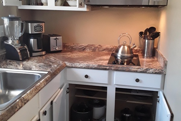 Køleskab, mikrobølgeovn, ovn, kogeplade