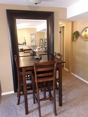 Dining - Cozy guest apartment conveniently located to all Woodland Park attractions (Woodland Park)