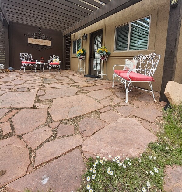 Terrace/patio - Cozy guest apartment conveniently located to all Woodland Park attractions (Woodland Park)