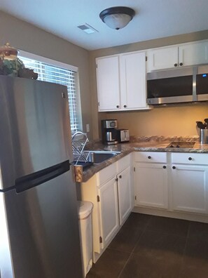 Fridge, microwave, oven, stovetop - Cozy guest apartment conveniently located to all Woodland Park attractions (Woodland Park)