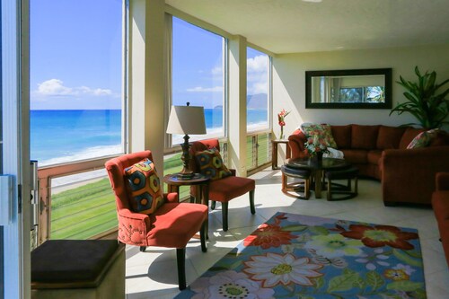 Maili Cove Beachfront Get Away: Pool, Ocean & Sunsets/Teleworkers Dream