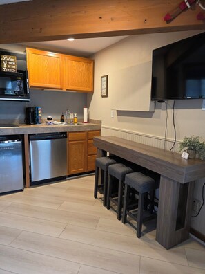 Fridge, microwave, stovetop, dishwasher - 1 bdrm. 1 bath. NEW mattress, MOUNTAIN VIEW! Close to Lakes, Pool. (Mancelona)