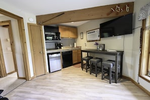 Réfrigérateur, micro-ondes, plaque de cuisson, lave-vaisselle