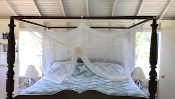 Een kluis op de kamer, een strijkplank/strijkijzer, gratis wifi