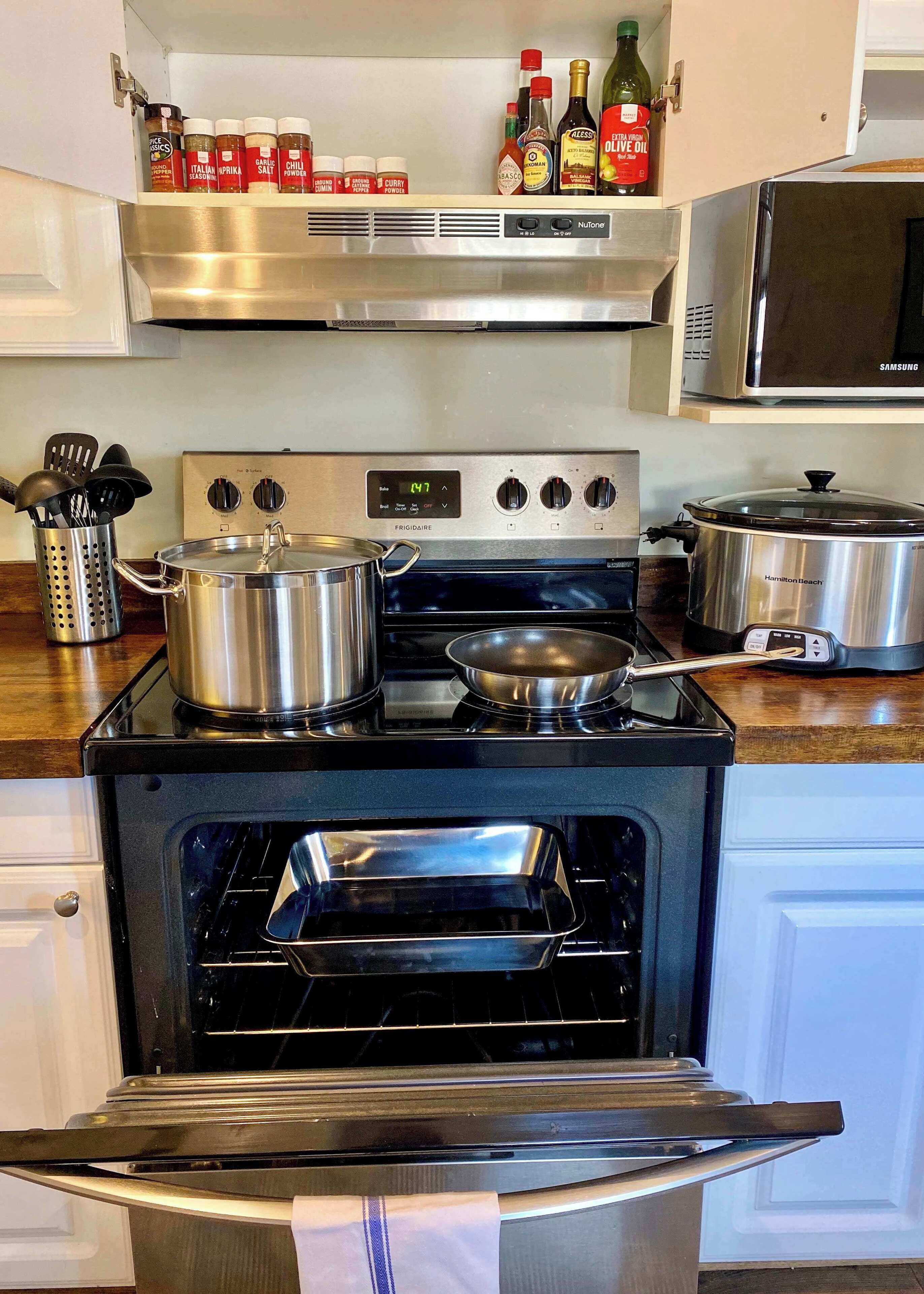 Frigorifero, microonde, forno, piano cottura