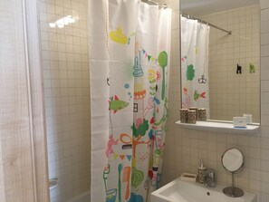 Shower, hair dryer, towels - Comfy Apartment In Central Timisoara (Timișoara)