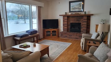 Televisión de pantalla plana y chimenea