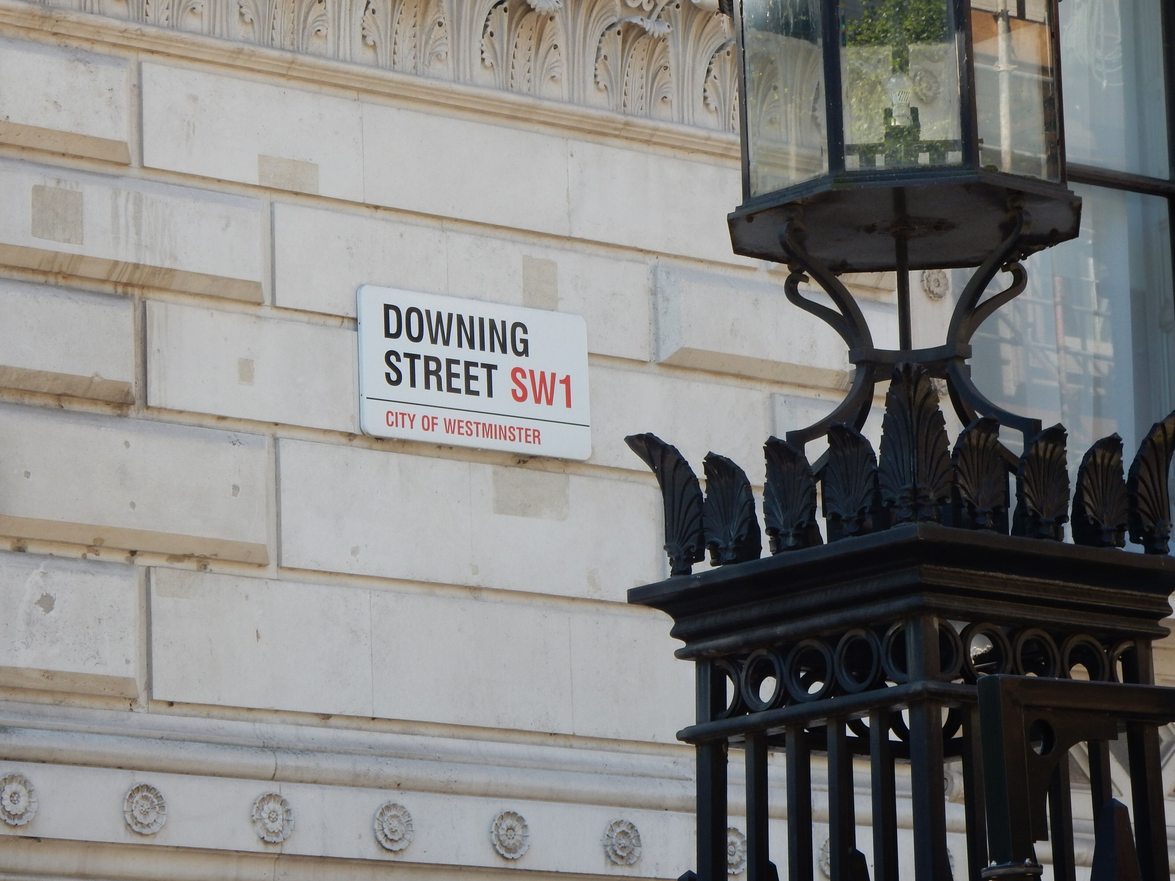 Un panneau de signalisation indiquant la rue Downing Street, SW1, dans le quartier de Westminster.