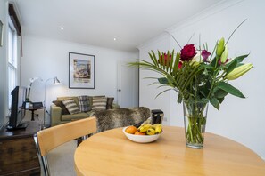 TV, books - Quiet Flat Pimlico. Victoria Station Westminster  * Fantastic Central Location * (London)