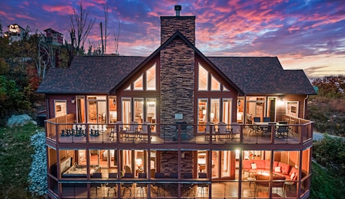 Upouusi Luxury 4/4 Cabin! MAHTAVA NÄKÖALA! Valtava pelihuone, 7 takkaa, 4 kylpyhuonetta!