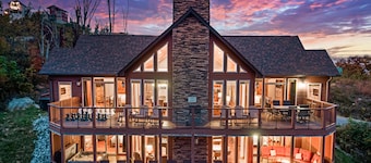 ¡NUEVA cabaña 4/4 de lujo! ¡INCREÍBLE VISTA! Enorme sala de juegos, 7 chimeneas, 4 bañeras!