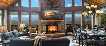 Marque NOUVEAU Luxe 4/4 Cabin! VUE IMPRENABLE! Grande salle de jeux, 7 foyers, 4 baignoires!