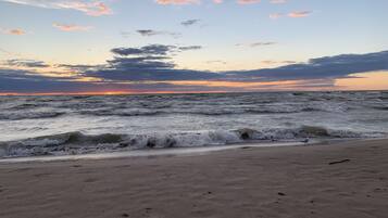 Beach nearby, sun loungers, beach towels