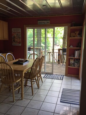Dining - Quiet cove, deep water, minutes to Clemson, pet friendly, easy path to the dock (Seneca)