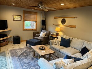 Smart TV, DVD player, stereo - Quiet cove, deep water, minutes to Clemson, pet friendly, easy path to the dock (Seneca)