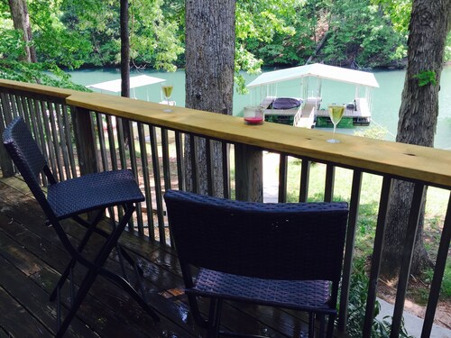 Quiet cove, deep water, minutes to Clemson, pet friendly, easy path to the dock