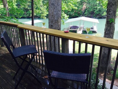 Quiet cove, deep water, minutes to Clemson, pet friendly, easy path to the dock