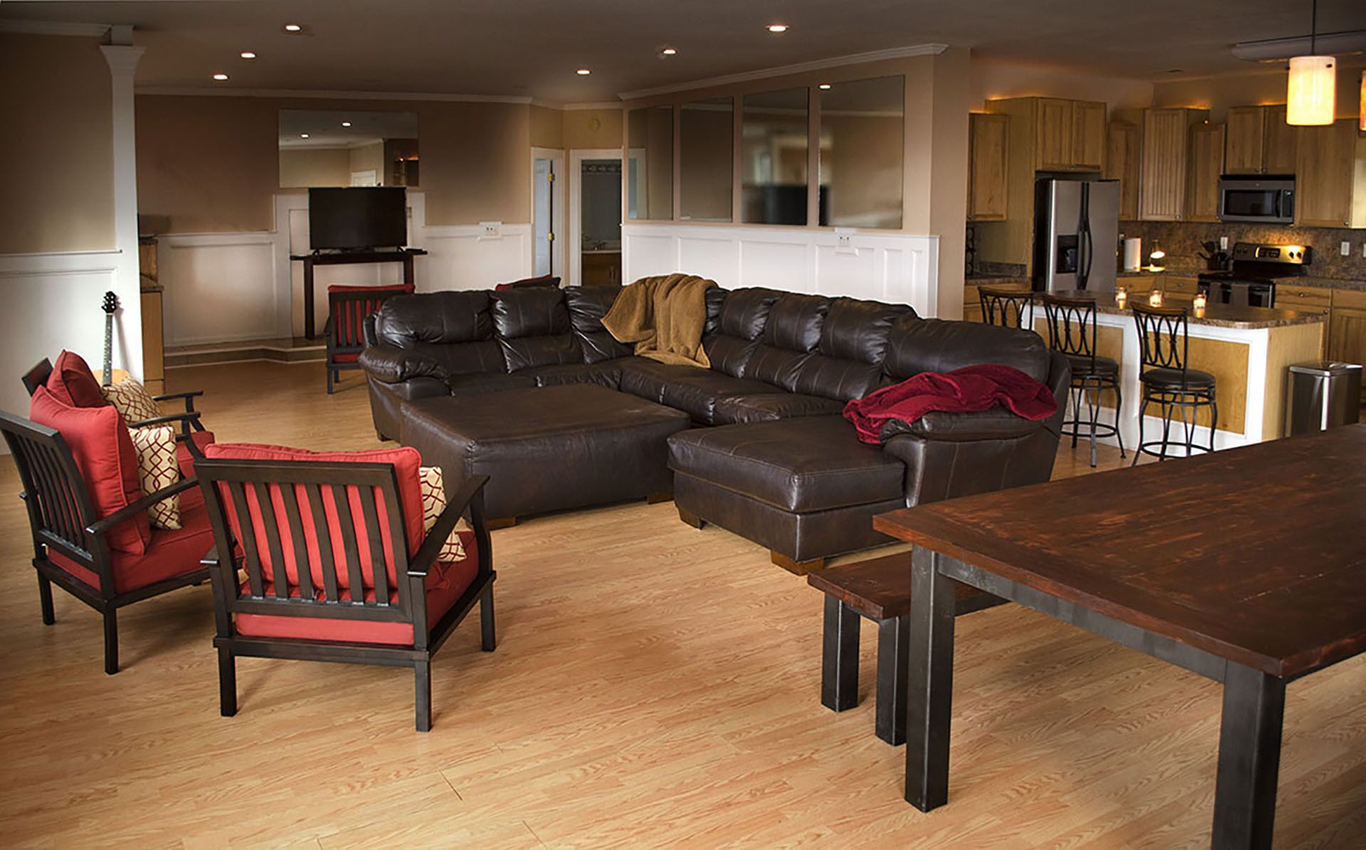 Televisión, chimenea y estéreo 