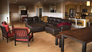 Televisie, een open haard en een stereo