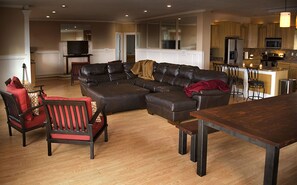 TV, fireplace, stereo - Mountaintop 7 Bedroom Home - Get Ready For Skiing - 20 Minutes to Winter Place! (LERONA)