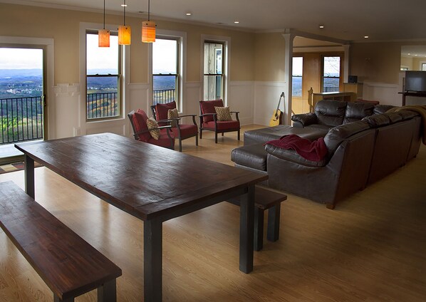 Télévision, cheminée, chaßne hi-fi