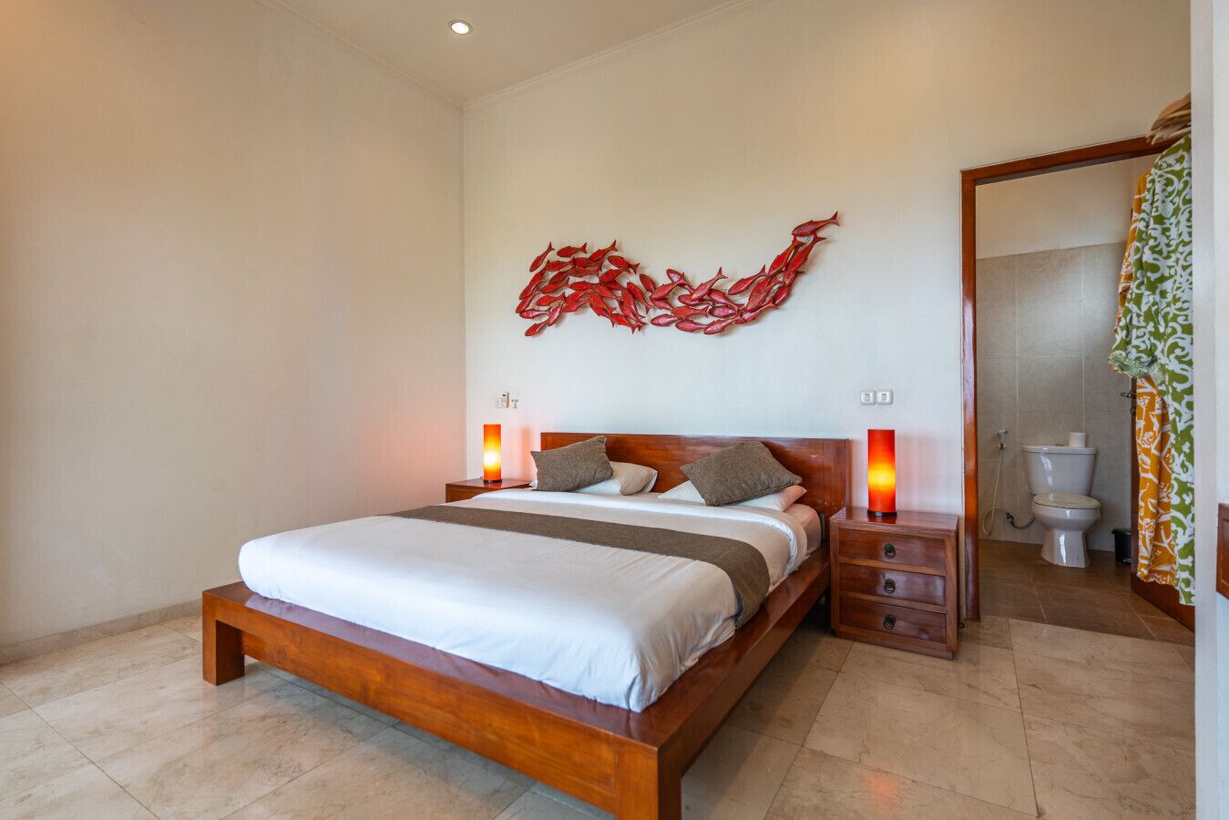 3 bedrooms, desk, WiFi, bed sheets