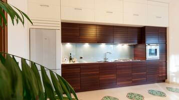 Een koelkast, een magnetron, een oven, een kookplaat