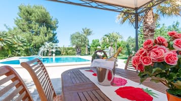 Piscina all'aperto, lettini