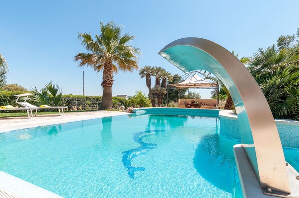 Outdoor pool, sun loungers - Spacious Villa with Pool in Puglia for 8 people  (Putignano)