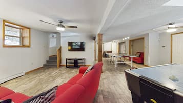 Fernseher, Kamin, Tischfußball, Tischtennisplatte