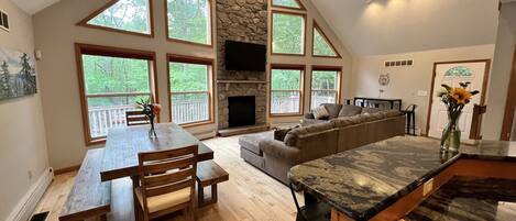 Televisor, llar de foc, futbolí i taula de tennis de taula