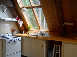 Kühlschrank, Mikrowelle, Wasserkocher mit Kaffee-/Teezubehör