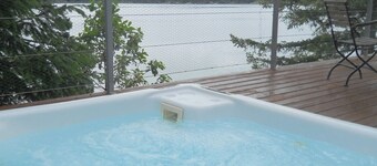Cortes Beachfront Home w / Hot Tub & Kayak 5 metsäiset Acres