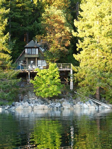 Cortes Beachfront  Home w/Hot Tub  & Kayak on 5 Wooded Acres