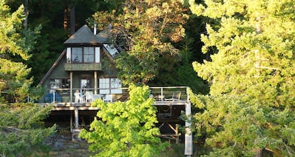 Cortes Beachfront Home w/Hot Tub & Kayak on 5 Wooded Acres