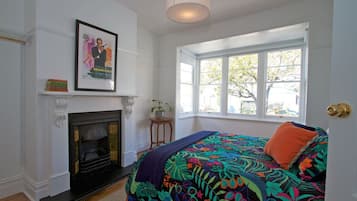 4 soverom, skrivebord, strykejern/-brett og reiseseng for barn