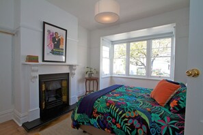 4 bedrooms, desk, iron/ironing board, travel cot - Strahan House central North Hobart (North Hobart)