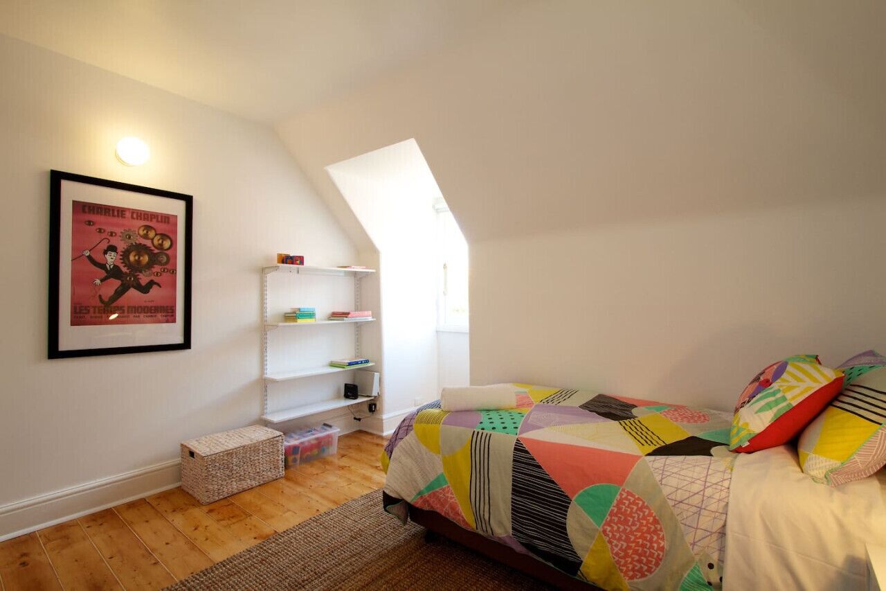 4 chambres, bureau, fer et planche à repasser, lit parapluie