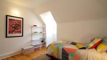 4 slaapkamers, een bureau, een strijkplank/strijkijzer, reisbedje