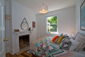 4 slaapkamers, een bureau, een strijkplank/strijkijzer, reisbedje