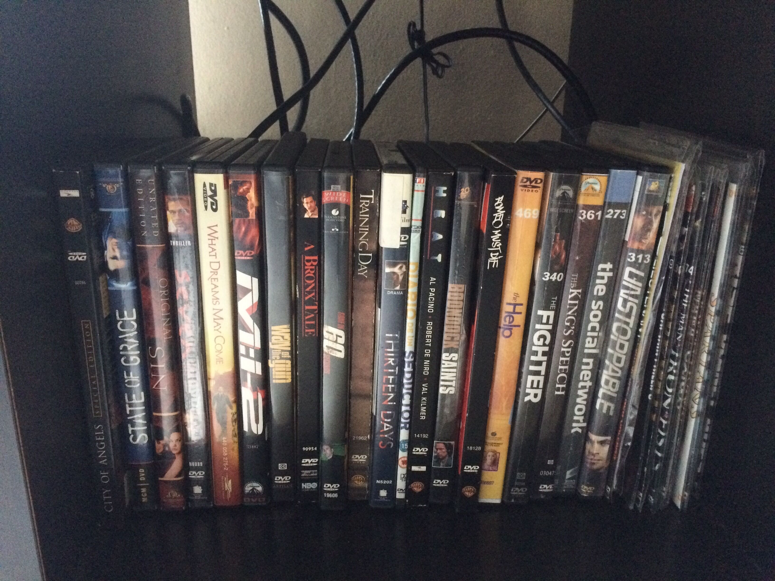 Una colección de DVDs en un estante.