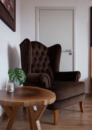 Flachbildfernseher, Bücher, Stereoanlage