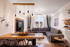 Flachbildfernseher, Bücher, Stereoanlage