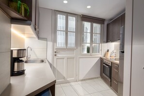 Een koelkast, een magnetron, een oven, een kookplaat