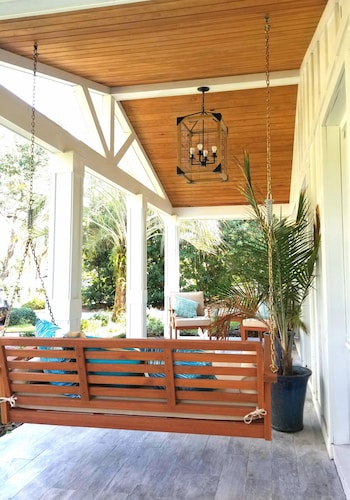 Big Luxury Island Style 5 Bed 3 Bath One level Sleeps 9 Quiet Street GR8 Locati