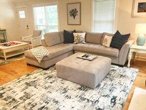 Una Smart TV, una chimenea, un reproductor de DVD, libros