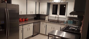 Oppdatert Midcentury Gem Ligger i trendy gamlebyen Arvada