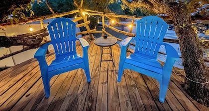 Gorgeous Cozy Cabin in Canyon Lake! Only 5 minutes from the lake and river!