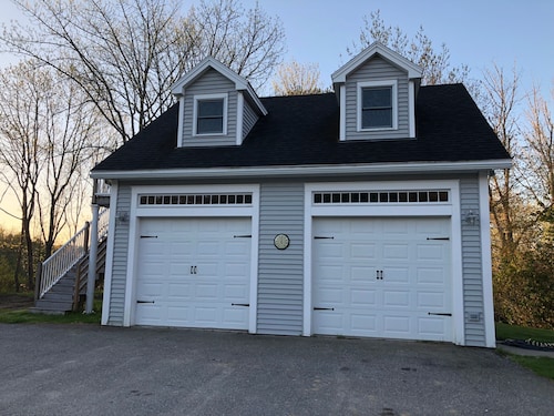 Waterfront 1 bedroom guest house with full bathroom / laundry and full kitchen. 