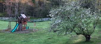 Waterfront 1 bedroom guest house with full bathroom / laundry and full kitchen.